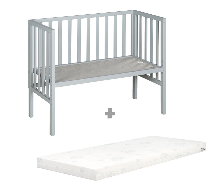 Ein graues roba 2-in-1-Beistellbett »safe asleep®« mit einer Matratze darunter. Das Bett hat Gitterstäbe an den Seiten.