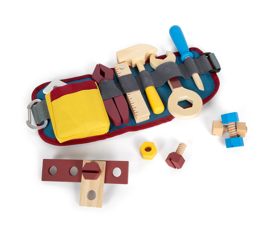 Ein Werkzeuggürtel »Workshop« von small foot mit Werkzeugen wie Hammer, Schraubenzieher und Schraubenschlüssel.