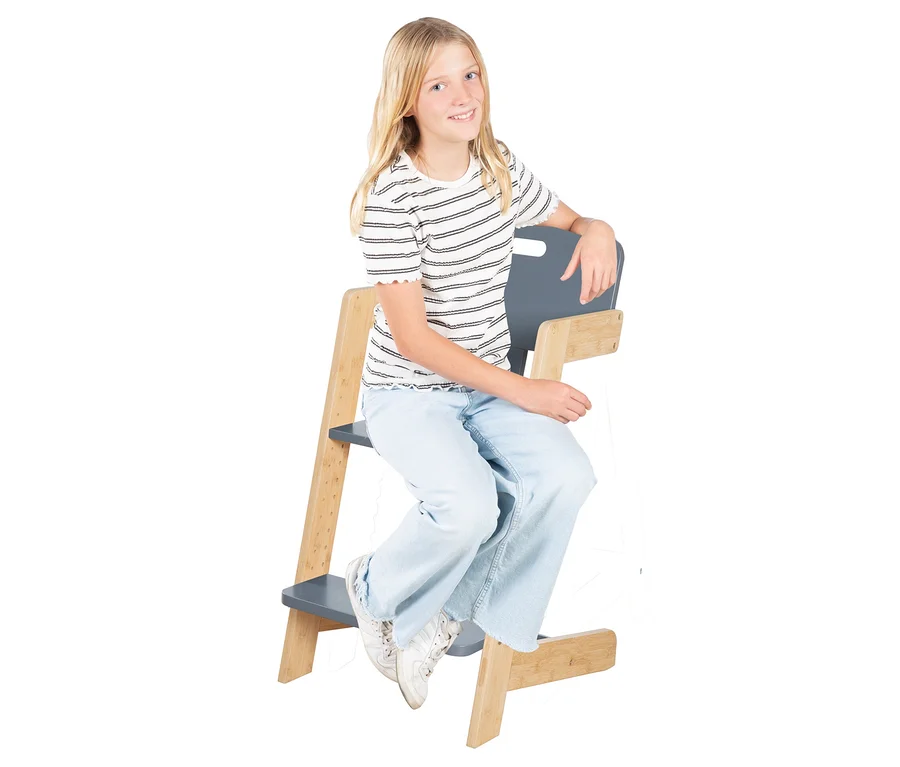Mädchen sitzt auf roba Babyhochstuhl, anthrazit.