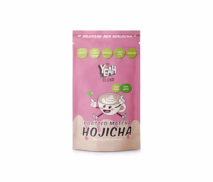 Rosa-beige Packung The Yeah Blend Hojicha Matcha Latte (60 g) mit Cartoon-Tasse und Aufschriften wie „Vegan“, „100 % Pure“ und „From Japan“.
