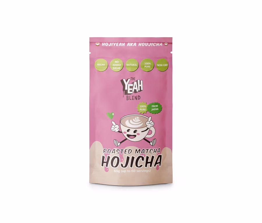 Rosa-beige Packung The Yeah Blend Hojicha Matcha Latte (60 g) mit Cartoon-Tasse und Aufschriften wie „Vegan“, „100 % Pure“ und „From Japan“.