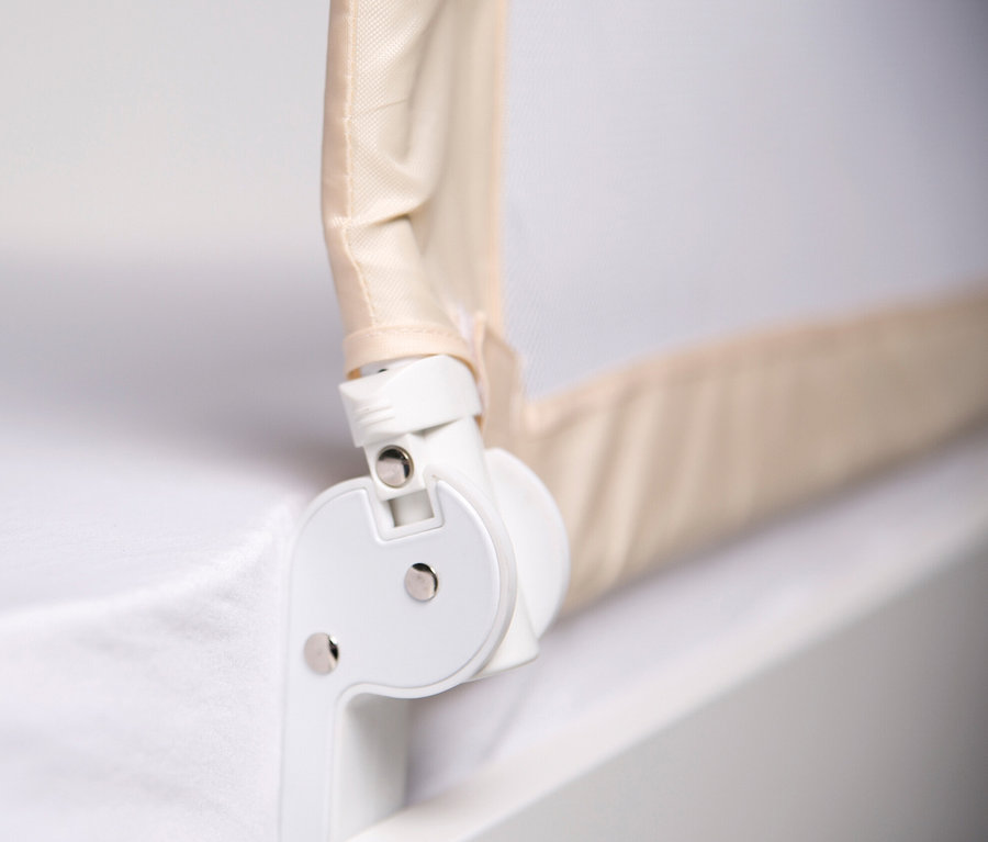 Detail eines beigen roba Bettschutzgitters »Klipp-Klapp«.