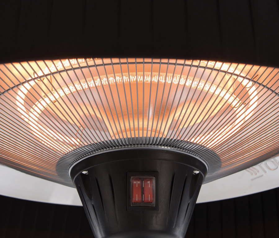 Detailaufnahme eines eingeschalteten Sunred-Stand-Heizstrahlers »Halogen Artix Basic«.