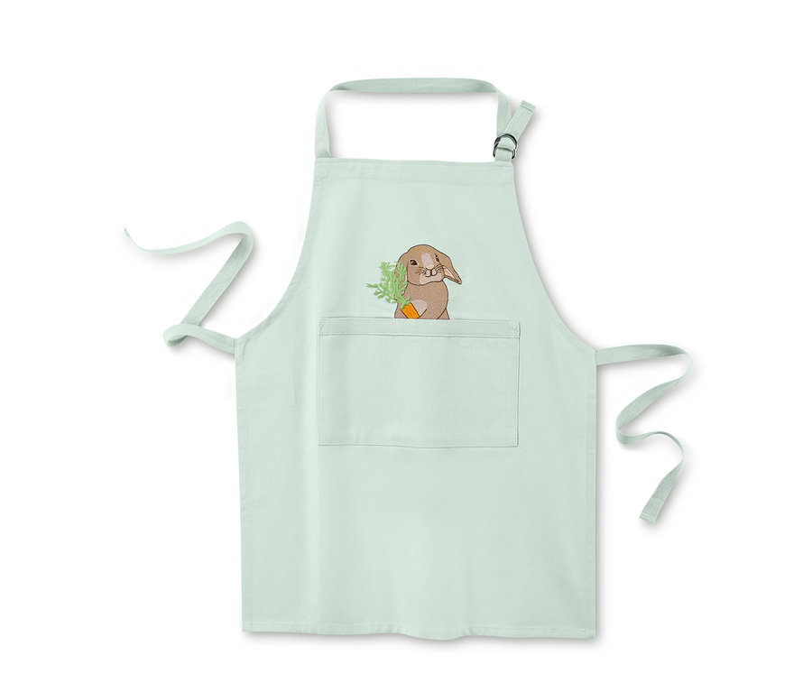 Eine Kinder-Küchenschürze mit einer Stickerei eines Hasen, der eine Karotte hält.