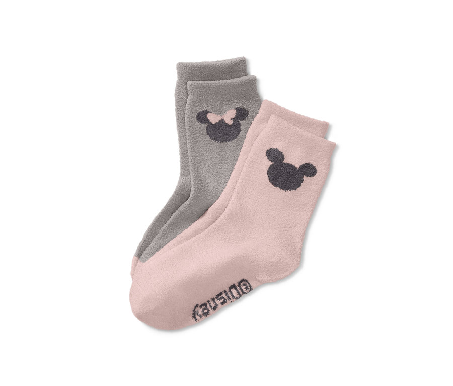 Zwei Paar flauschige Disney Socken: ein Paar rosa mit Mickey Mouse Motiv, ein Paar grau mit Minnie Mouse Motiv.