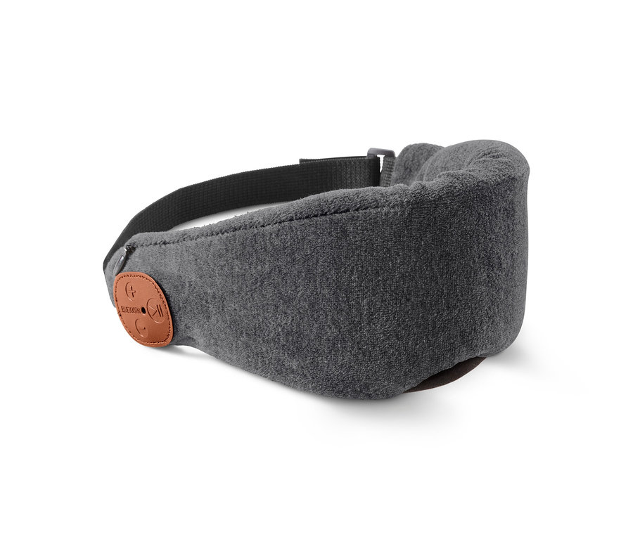 Eine graue Schlafmaske mit Bluetooth®-Kopfhörern auf einem weißen Hintergrund.
