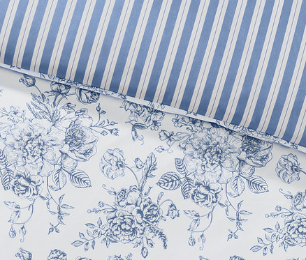 Detail einer Renforcé-Wendebettwäsche in Doppelgröße mit blauen Streifen und Blumenmuster.