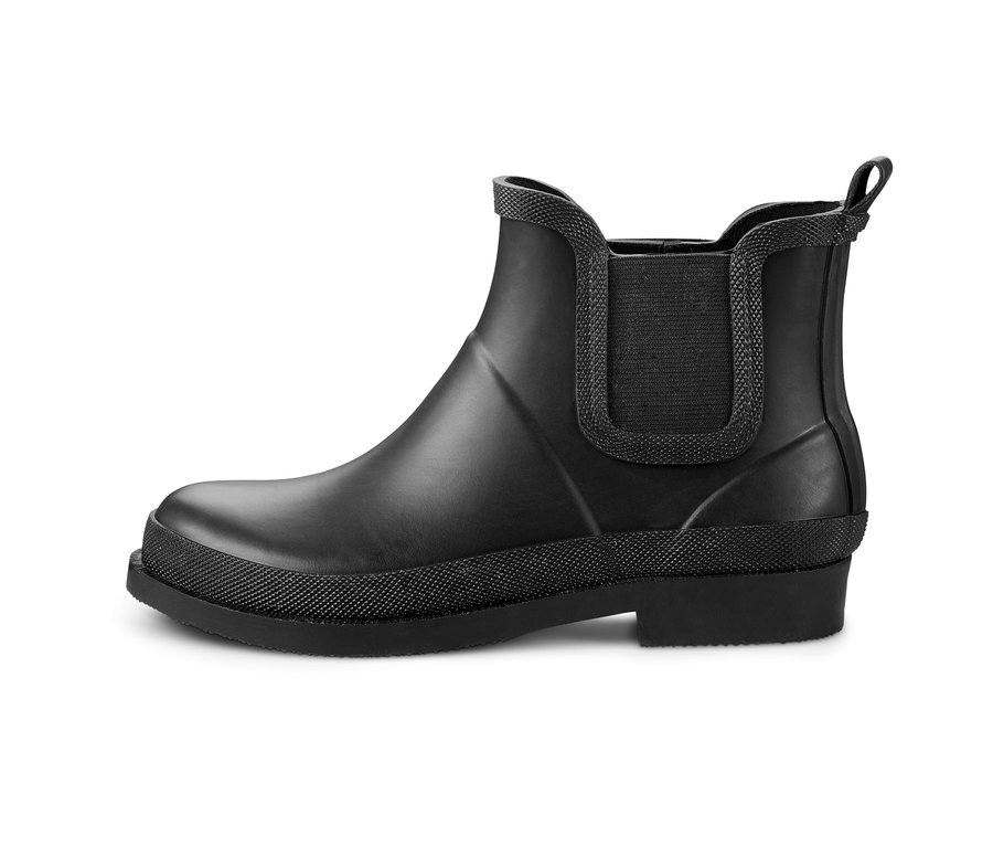 Schwarze Regenstiefelette auf weißem Hintergrund.