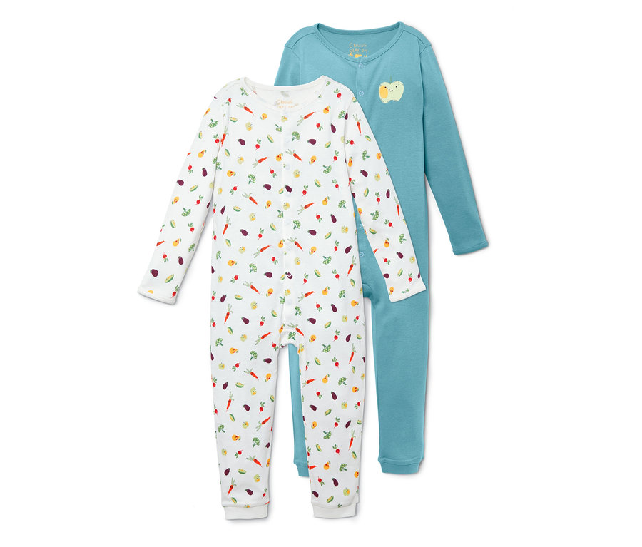 Zwei Pyjamas: Ein weißer mit Gemüse-Muster, ein blauer mit Apfel.