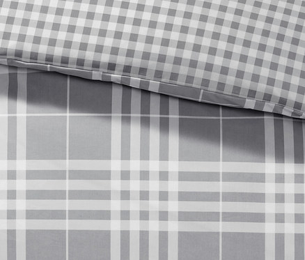 Detail einer Renforcé-Wendebettwäsche in Normalgröße mit grauem Karomuster und grauem Gingham-Muster.