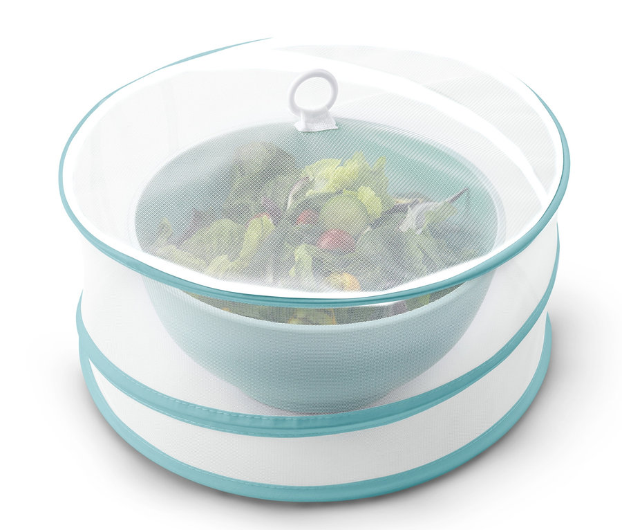 Eine faltbare Abdeckhaube bedeckt eine Schüssel Salat.