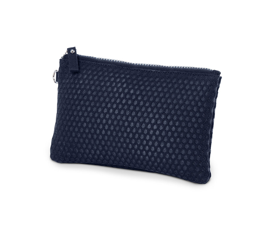 Detailaufnahme eines blauen Taschen-Sets auf weißem Hintergrund.