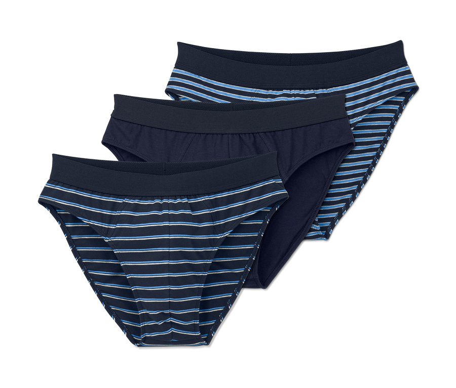 Drei Herrenslips liegen auf einem weißen Hintergrund.