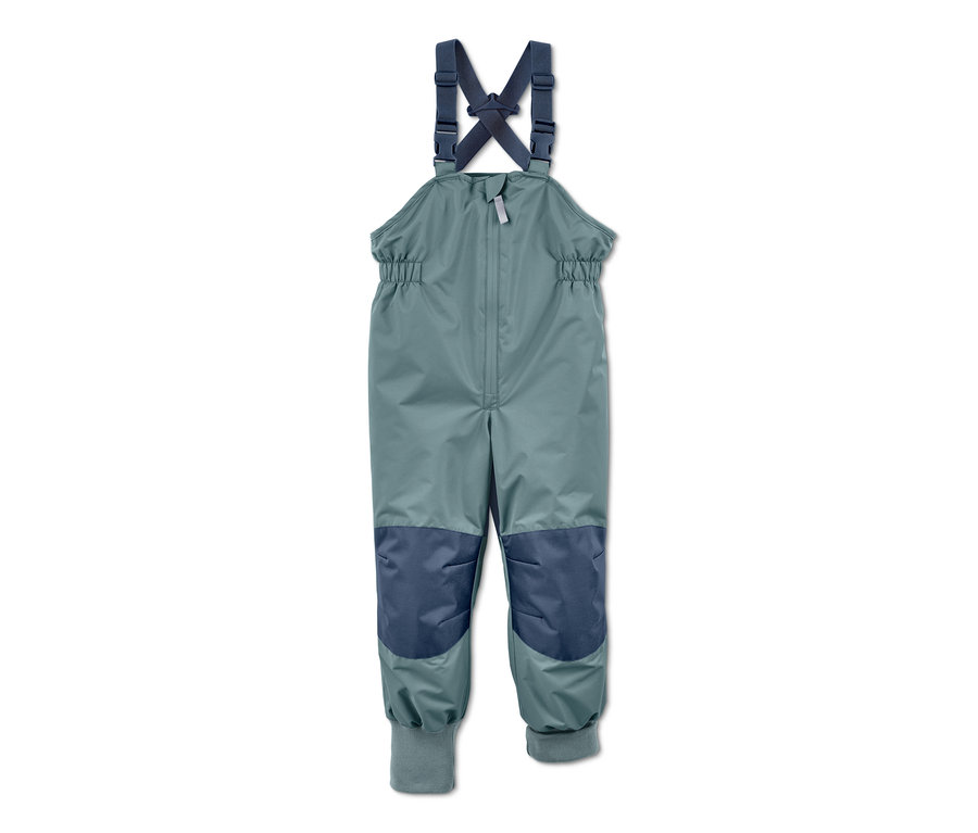 Grüne Regenhose aus recyceltem Material, mit Mitwachsfunktion, mit dunkelblauen Knieflicken.