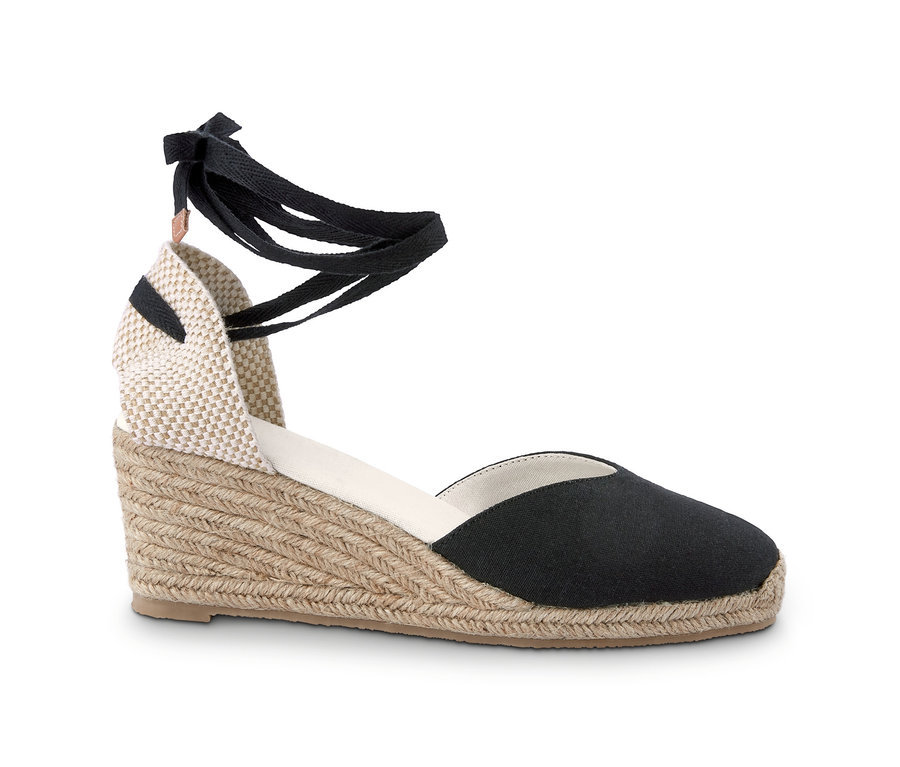 Schwarze Espadrilles mit Keilabsatz.