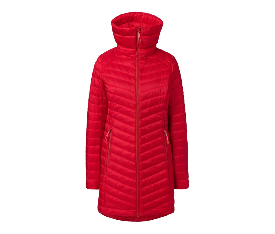 Roter Steppmantel mit Stehkragen und Reißverschluss.