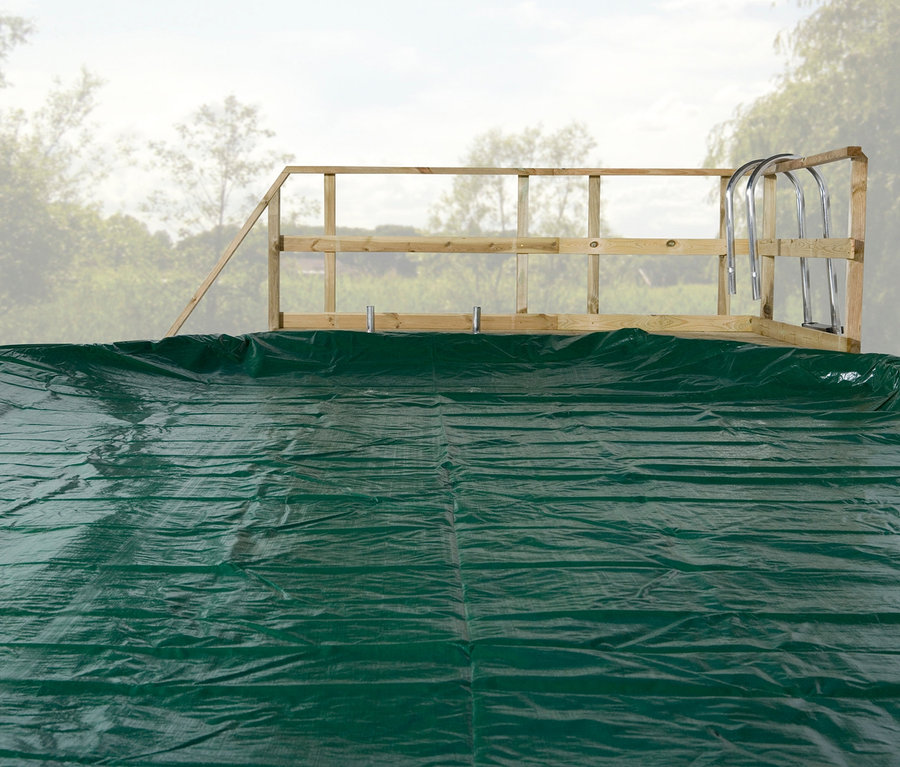 Grüne Plane bedeckt den Weka-Massivholz-Gartenpool mit Abdeckhaube.