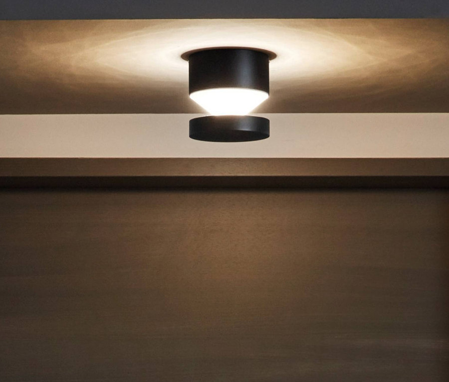 Schwarze Eglo LED-Außenwandleuchte »Melzo« über einer dunkelbraunen Tür.