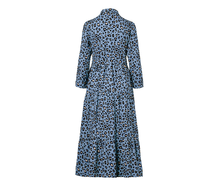 Ein blaues Hemdblusenkleid mit einem Allover-Animal-Print.