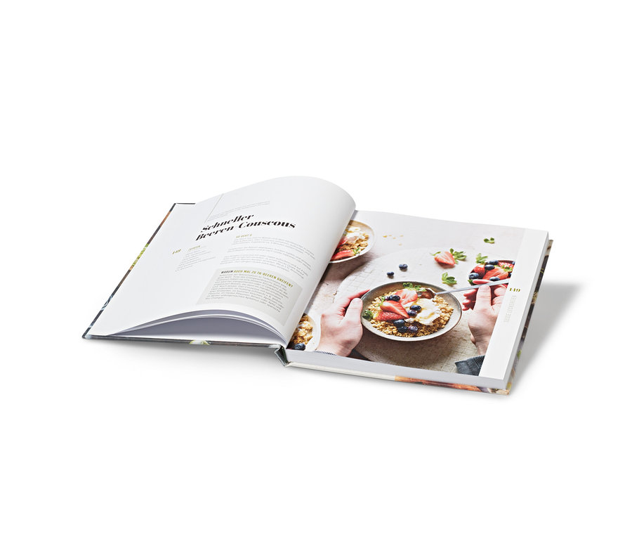 Offenes Buch "Taste of Green – vegan & vegetarisch kochen" mit Abbildung von Müsli mit Früchten.
