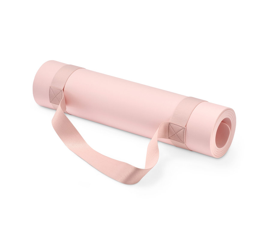 Eine zusammengerollte rosa Yoga-und-Fitness-Matte mit Tragegurten.