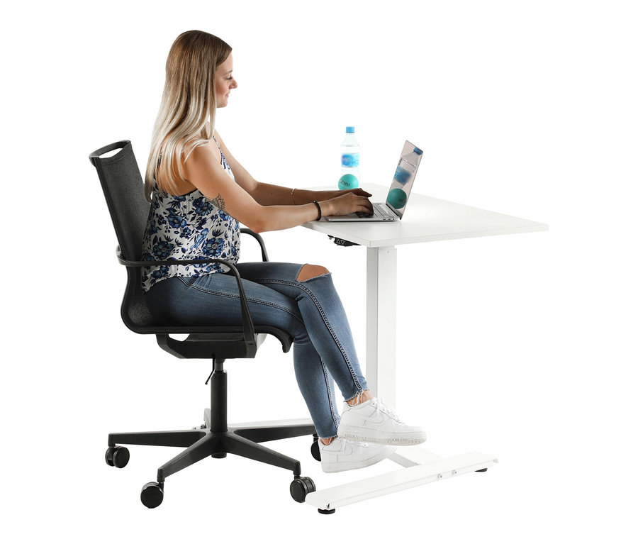 Frau sitzt an einem Topstar E-Tisch »Single«, weiß, und benutzt einen Laptop.