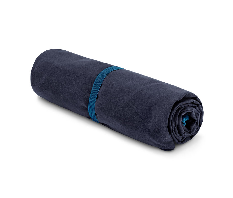 Ein zusammengerollter Umzieh-Poncho, der mit einem blauen Gummiband gesichert ist.