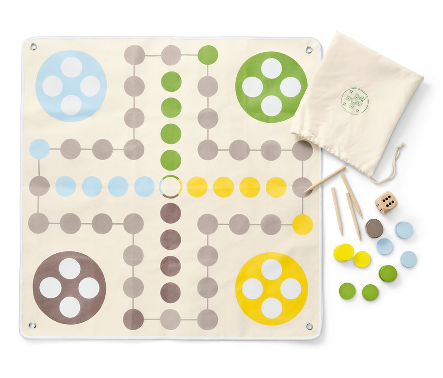 Spielbrett des XL-Ludo-Spiels mit bunten Spielfiguren, Würfel und Stoffbeutel.
