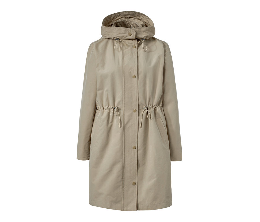Ein beiger Parka mit Kapuze und Kordelzug in der Taille.