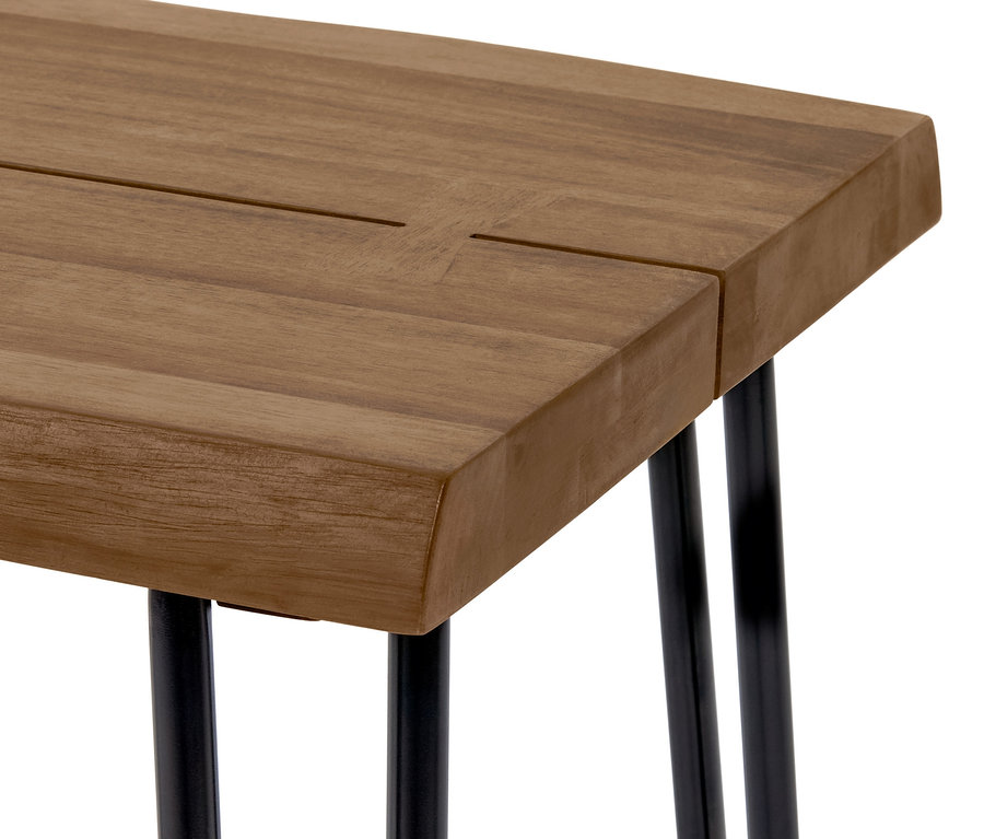 Detailansicht eines Garten-Beistelltisches mit Holzplatte und schwarzen Metallbeinen.