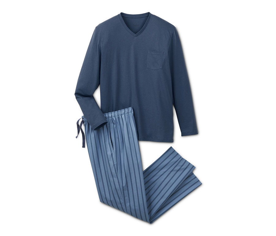 Blauer Pyjama mit langen Ärmeln und gestreifter Hose.