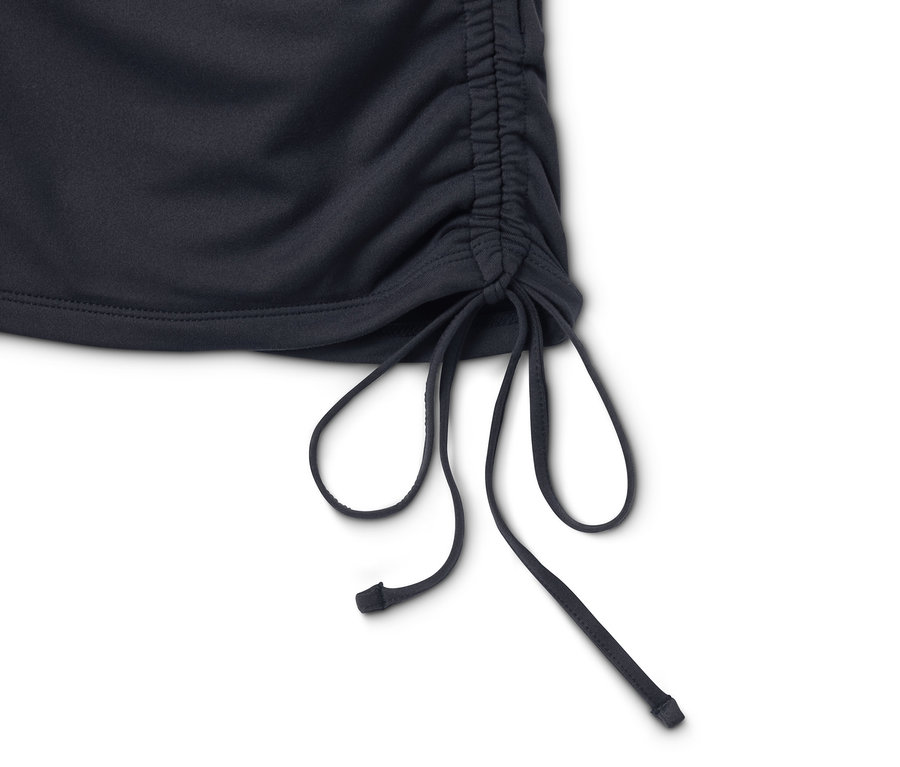 Detailansicht eines Wickel-Sportshirts mit seitlichen Kordeln.