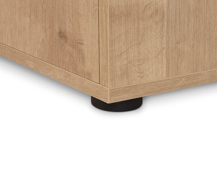 Detail eines Regalmoduls »Flemming« in Eichendekor, mit zwei schwarzen Füßen.