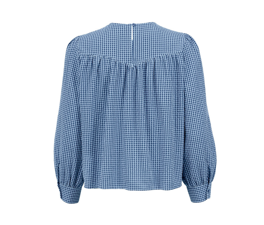 Detailansicht der Rückseite einer blau-weiß karierten Seersucker-Bluse.