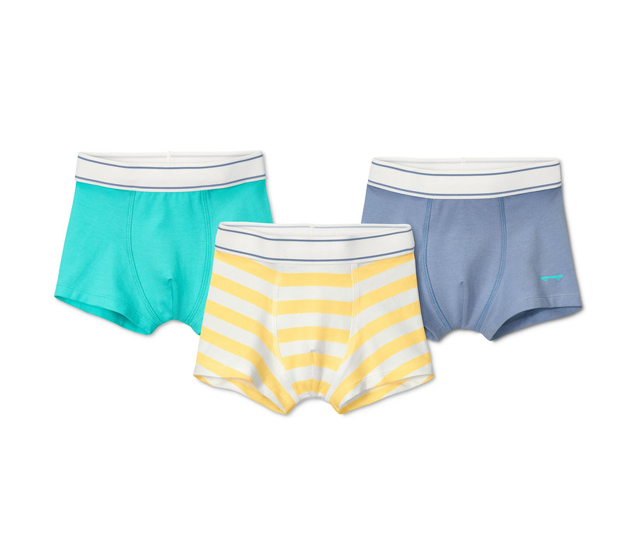 Drei Jungen-Slipboxer aus Bio-Baumwolle in Türkis, Gelb-Weiss gestreift und Blau.