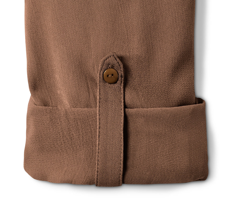 Detail eines Hemdblusen-Kleids in Braun mit Knopf.