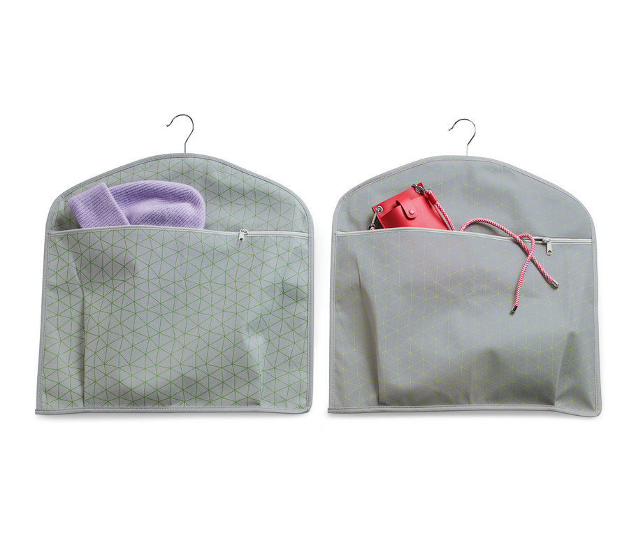 Zwei graue Schrankorganizer mit geometrischem Muster, einer mit einer lila Mütze, der andere mit einer roten Handtasche.