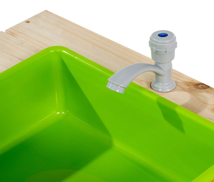 Detailansicht eines grünen Waschbeckens mit Wasserhahn auf einer Holzoberfläche.