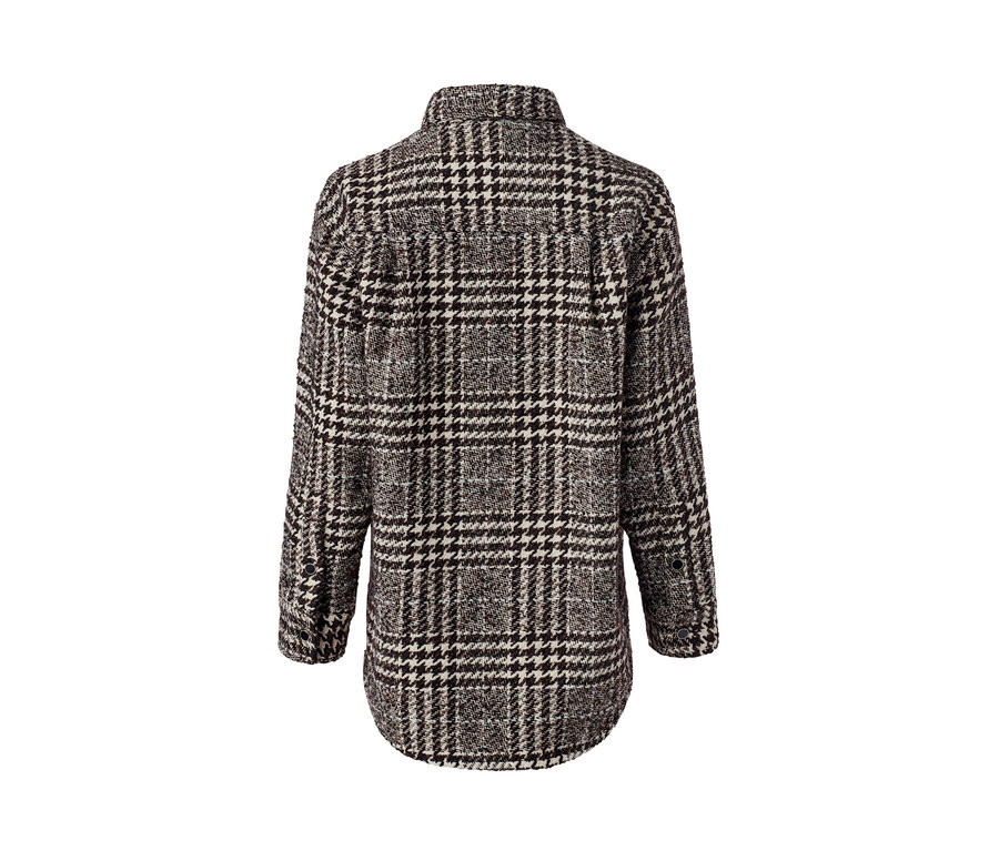 Detailansicht der Rückseite einer karierten Hemdjacke.
