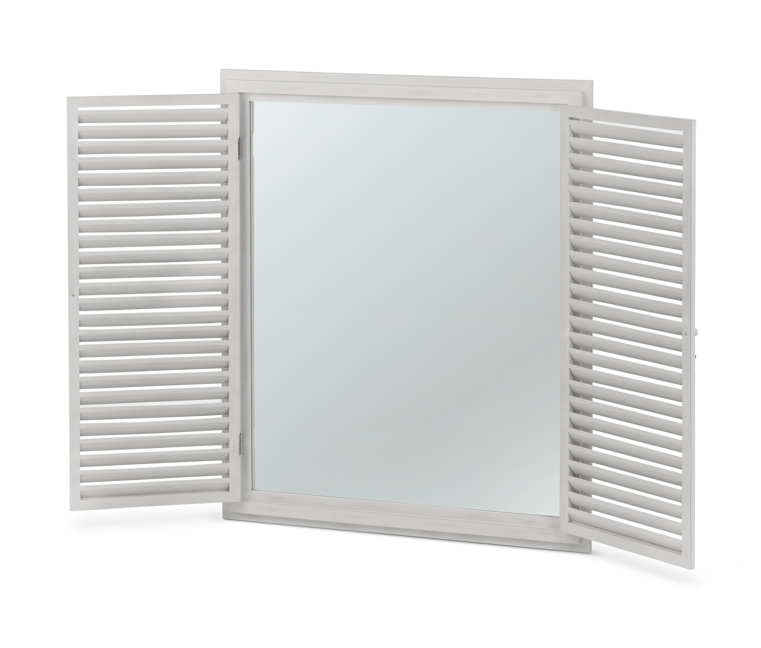 Ein Spiegel mit Lamellen-Fensterläden, die geöffnet sind.