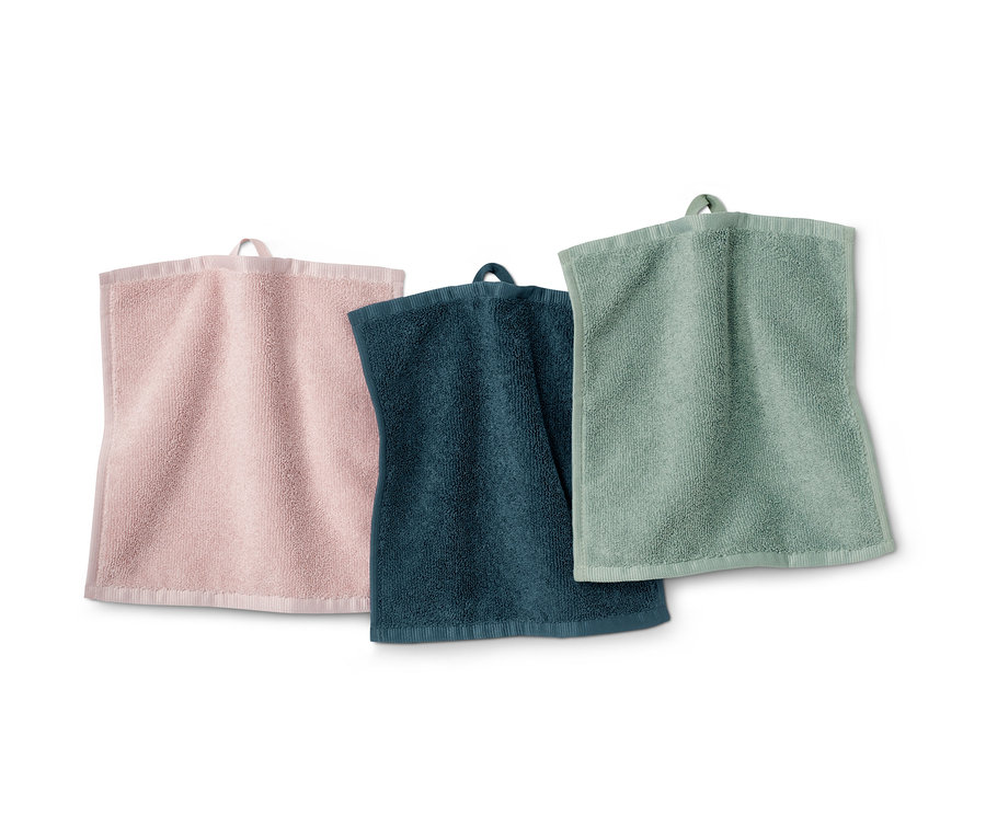 Drei Kosmetiktücher aus Mikrofaser in Rosa, Dunkelblau und Grün.