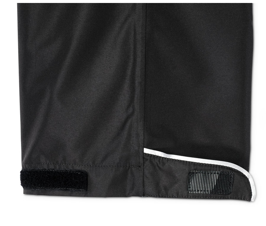 Detailaufnahme einer Regenhose mit Saum und Klettverschluss.