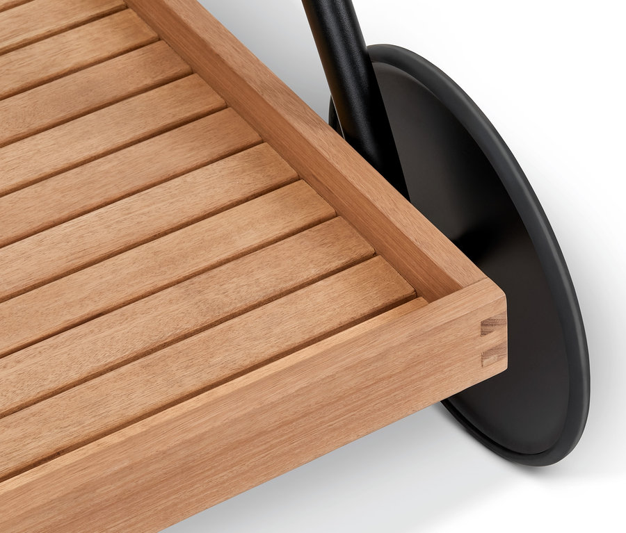 Detailansicht der Oberseite eines Garten-Barwagens Elin mit Holzplatte und schwarzem Metallgestell.