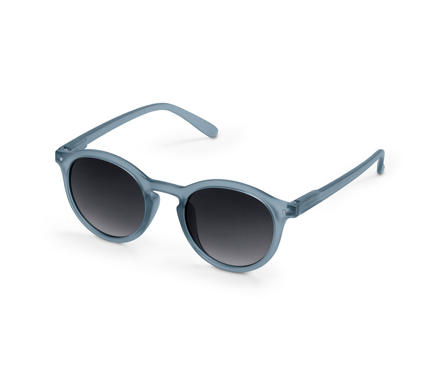 Hellblaue Sonnenbrille auf weißem Hintergrund.