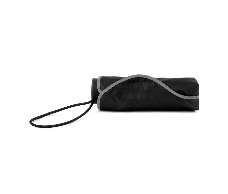 Zusammengefalteter Taschenschirm in Hülle.