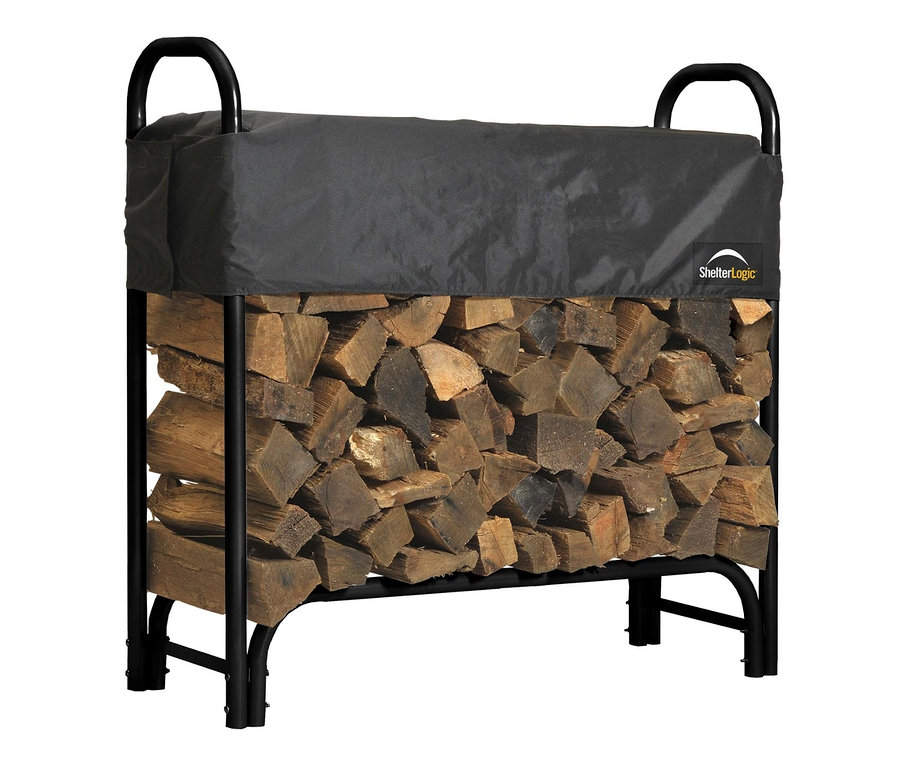Ein ca. 120 cm großes Kaminholzregal mit Holz und einer schwarzen Plane.