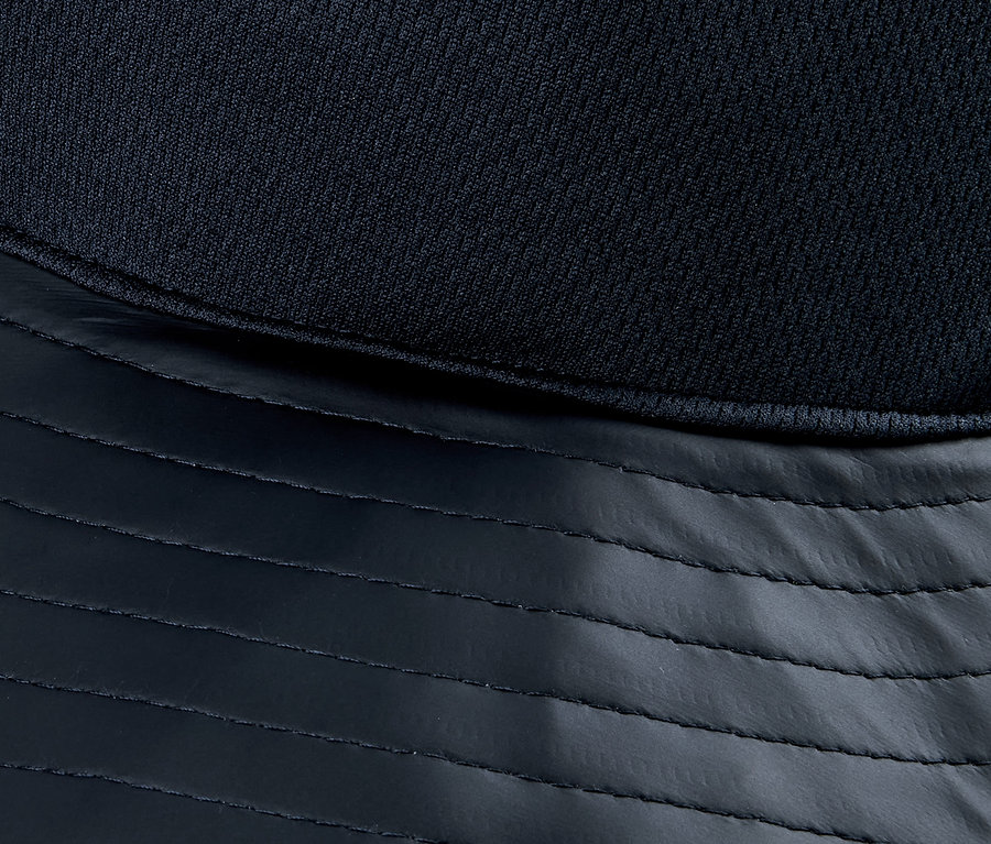 Detailansicht eines blauen Regenhuts.