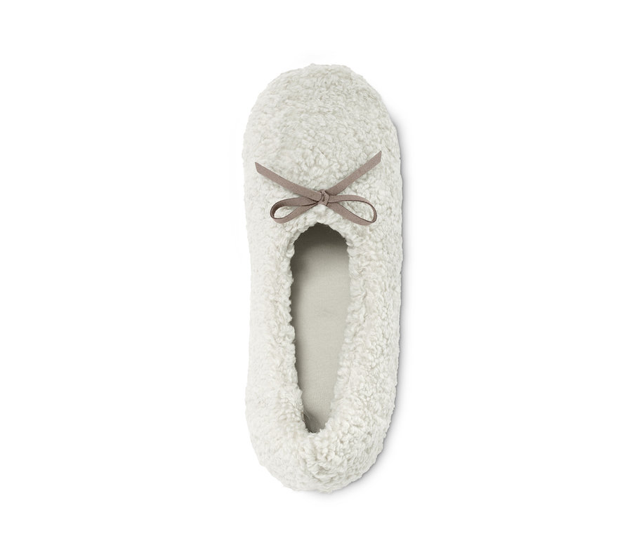 Weißer, flauschiger Hausschuhslipper mit braunem Band.
