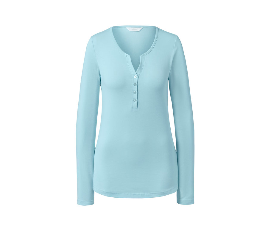 Ein hellblaues Pyjama-Oberteil mit langen Ärmeln und Knöpfen.