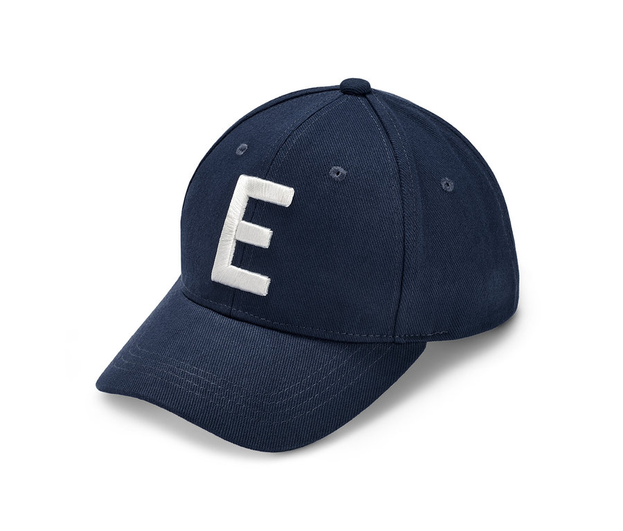 Blaues Cap mit weißem Buchstaben E.